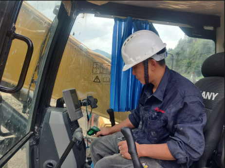 唐崇胜在进行设备调校