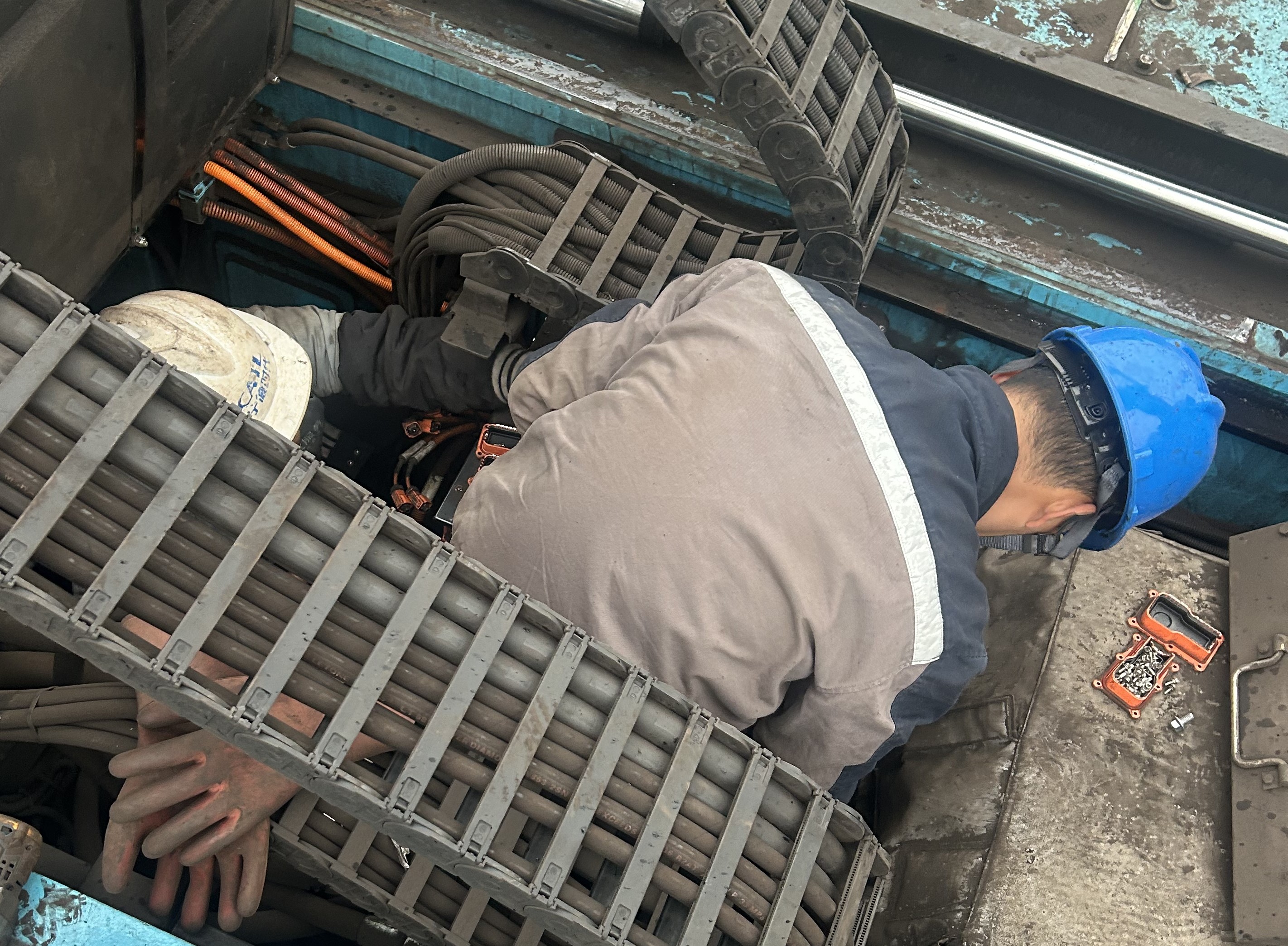 工程师吴奇辉奔走途中